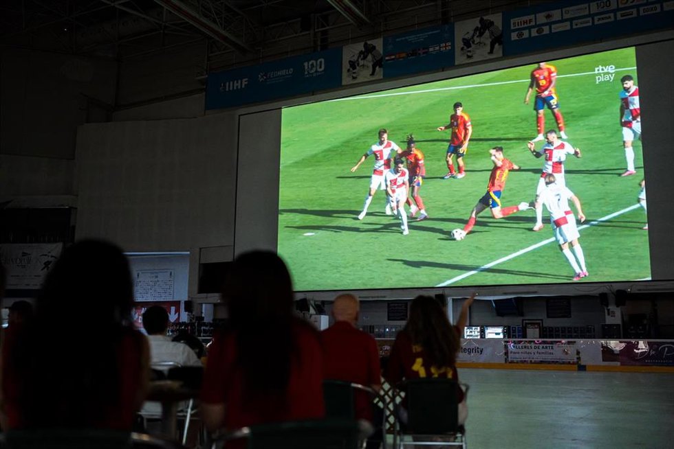 Varias personas viendo en una pantalla grande el partido de la Eurocopa entre España y Croacia, en el Palacio de Hielo, a 15 de junio de 2024, en Madrid (España).