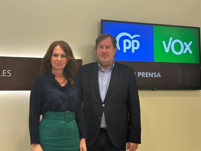 La portavoz de Economía del PP en las Cortes de Aragón, Carmen Herrarte, y el diputado de VOX, Juan Vidal.