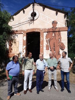 El alcalde de Cáceres visita el poblado minero de Aldea Moret