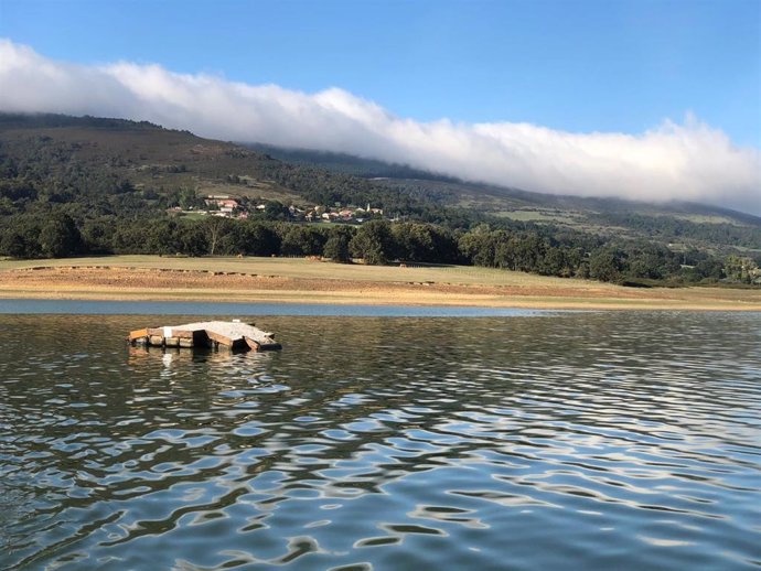 Archivo - Isla flotante en el pantano del Ebro