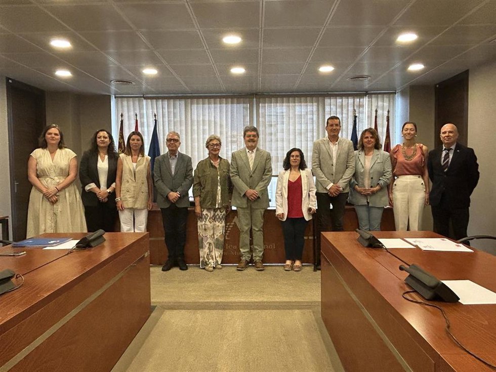 Participantes en la Comisión Especial de Estudio de Lucha contra la Pobreza y la Exclusión Social de la Asamblea