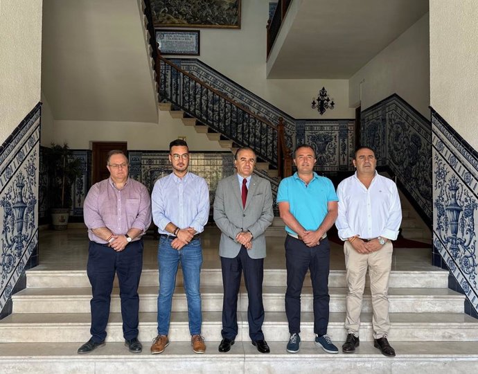 El alcalde de Talavera de la Reina, José Julián Gregorio, reunido con los alcaldes de Cazalegas, Francisco Blanco y de Pepino, Inocencio Gil, a la que han asistido el edil de Medioambiente, David Moreno y el de Urbanismo, Benedicto García.