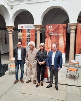 Autoridades en la presentación del espectáculo 'Iconos o la exploración del destino' en el 70º Festival de Mérida con Rafael Álvarez El Brujo