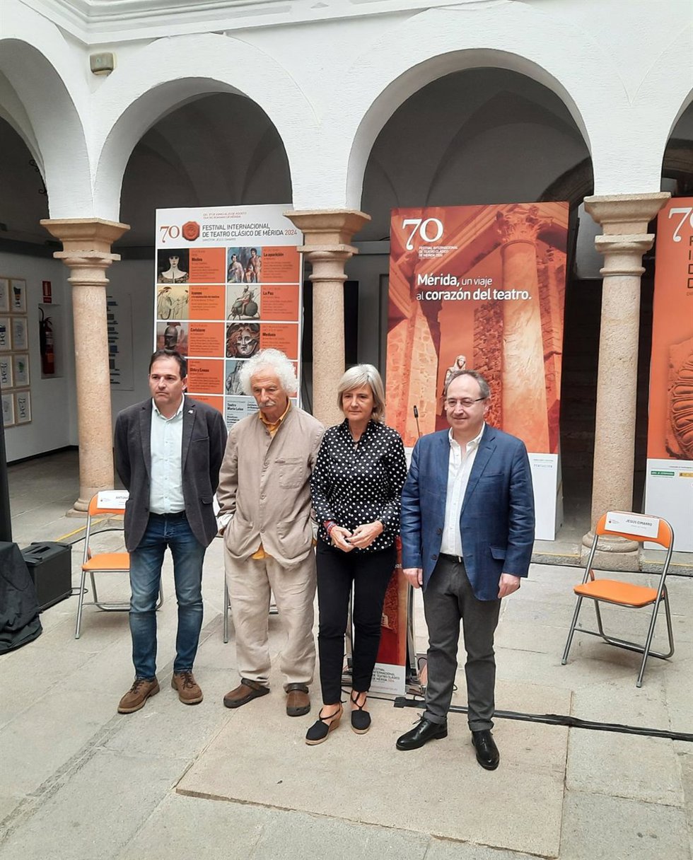 Autoridades en la presentación del espectáculo 'Iconos o la exploración del destino' en el 70 Festival de Mérida con Rafael Álvarez El Brujo