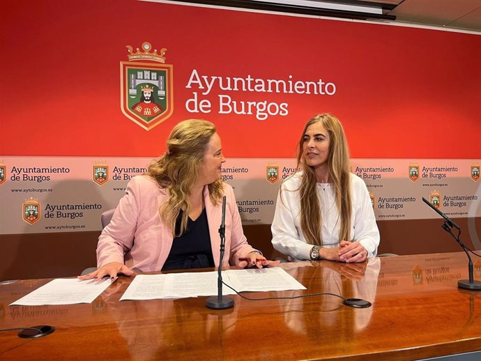 La alcaldesa de Burgos, Cristina Ayala, y la concejala de Festejos, Carolina Álvarez, en la rueda de prensa de balance de las fiestas de San Pedro y San Pablo.