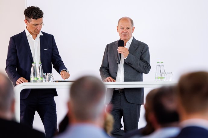 08 July 2024, Bavaria, Erlangen: German Chancellor Olaf Scholz (R) answers questions from participants during a visit to Siemens Healthineers AG at a special works meeting. Photo: Daniel Karmann/dpa