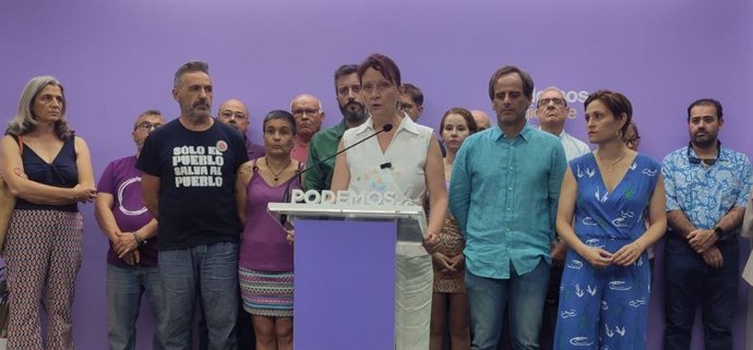 La portavoz de Podemos, María Marín, acompañada por cargos del partido, entre ellos el diputado Víctor Egío, en una rueda de prensa