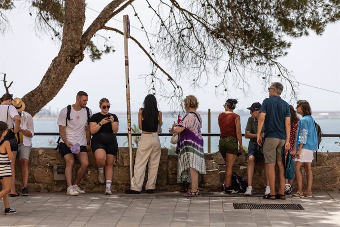 Archivo - Turistas paseando por Palma, a 11 de julio de 2023, en Palma de Mallorca, Mallorca, Baleares (España). 