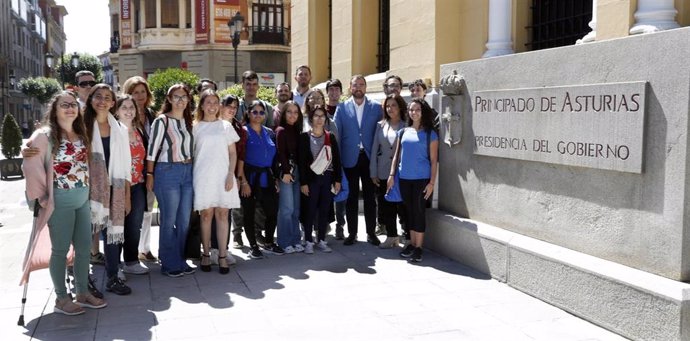 El presidente del Principado, Adrián Barbón, recibe a un grupo de 19 jóvenes descendientes de emigrantes que participan en el I Campus Iberoamericano Orígenes en Oviedo.