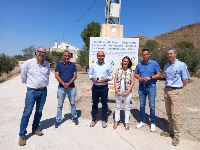 El delegado territorial de Agricultura y la alcaldesa de Albox (Almería), junto a sus equipos, supervisan el estado de caminos rurales mejorados.