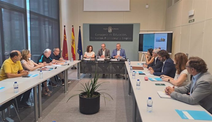 El consejero de Educación, Formación Profesional y Empleo, Víctor Marín, preside la primera reunión de los trabajos para diseñar un Plan estratégico contra la economía sumergida en la Región de Murcia (Peces)