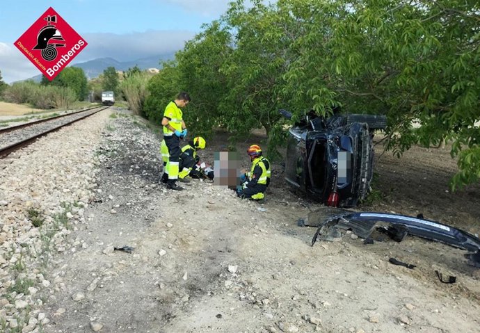 Dos ferits després d'un atropellament d'un tren a un cotxe a Agres 