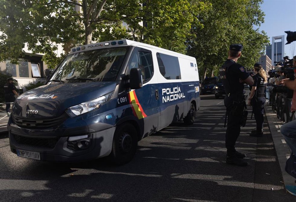 Un vehículo policial en los juzgados de Plaza de Castilla en el despliegue del 5 de julio de 2024