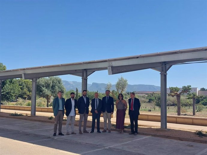 El rector de la UIB, Jaume Carot, y el conseller de Empresa, Ocupación y Energía, Alejandro Sáenz de San Pedro, acompañados de otras autoridades presentan la 'Estrategia de Sostenibilidad 2030' de la UIB