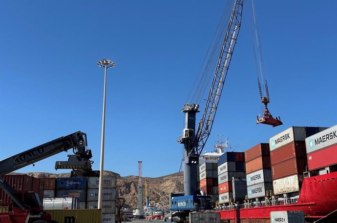 Se colocarán cuatro torres de 30 metros con doce proyectores LED de 660W, de "gran eficiencia" lumínica y "bajo consumo".