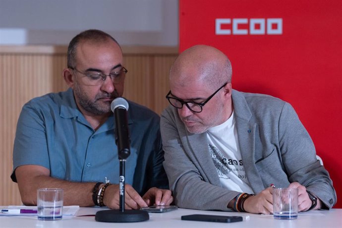 El secretario general de CC.OO. de Catalunya, Javier Pacheco (i), y el secretario general de CC.OO., Unai Sordo (d), durante una rueda de prensa, a 8 de julio de 2024, en Barcelona