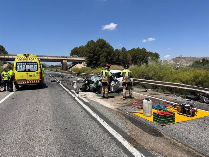 Turismo accidentado en la carretera N-344, en Jumilla (Murcia)