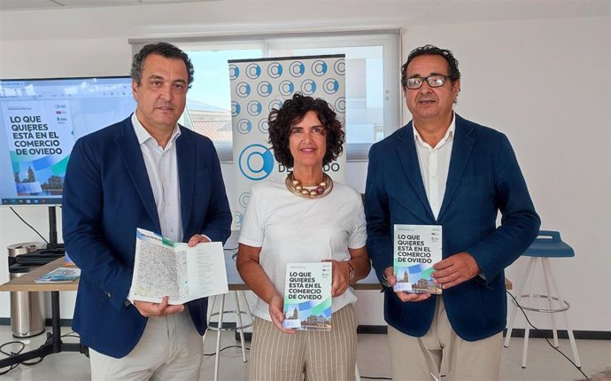 El presidente de Comercio de Oviedo, Ignacio del Río, la presidenta de la Unión de Comerciantes, Sara Menéndez, y el director general de comercio asturiano, Julio Zapico.