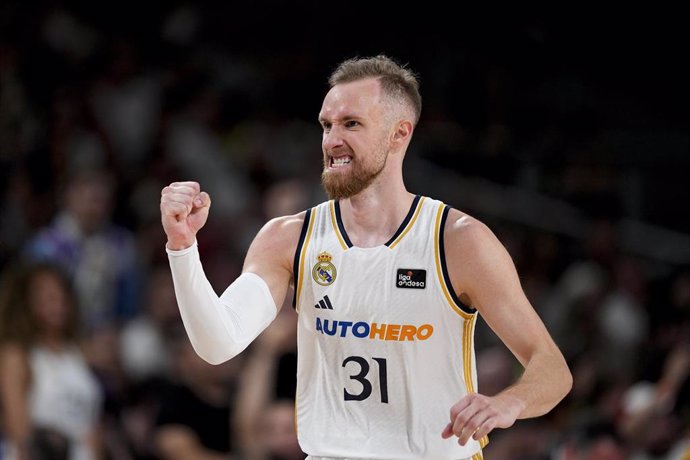 Archivo - Dzanan Musa celebra una canasta con el Real Madrid