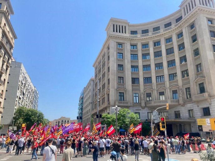 Sindicalistas se concentran ante la sede de Foment del Treball