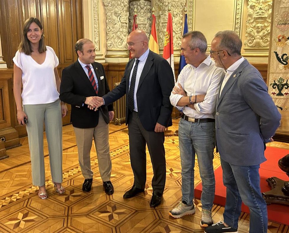 Acuerdo entre el Ayuntamiento de Valladolid y la Junta de Cofradías de Semana Santa para la cesión de un espacio en la calle Fray Luis de León.