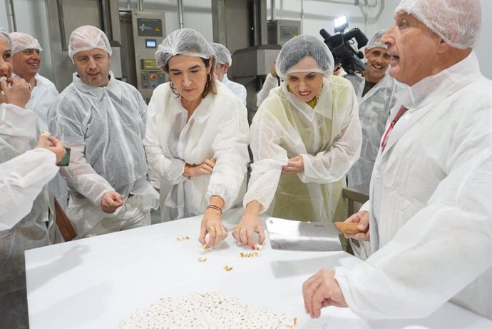 Rocío Blanco (izda.), en su visita a la sede central de 'Sabor a España' en Lucena.