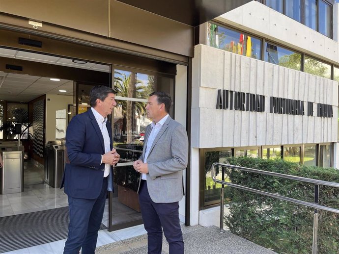 El presidente del Puerto de Huelva, Alberto Santana (derecha), y el presidente del Consejo Económico y Social de Andalucía y vicepresidente de la Red Transnacional Atlántica, Juan Marín.