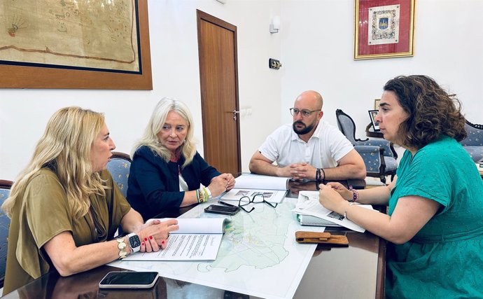 Mercedes Colombo con el alcalde de El Puerto y las delegadas Inmaculada Olivero y Carmen Sánchez.