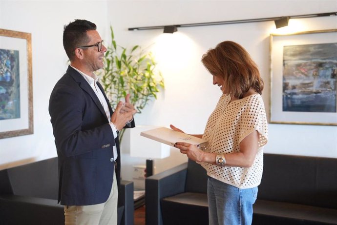 El alcalde de Ibiza, Rafa Triguero, junto a la presidenta de Paradores de Turismo, Raquel Sánchez,