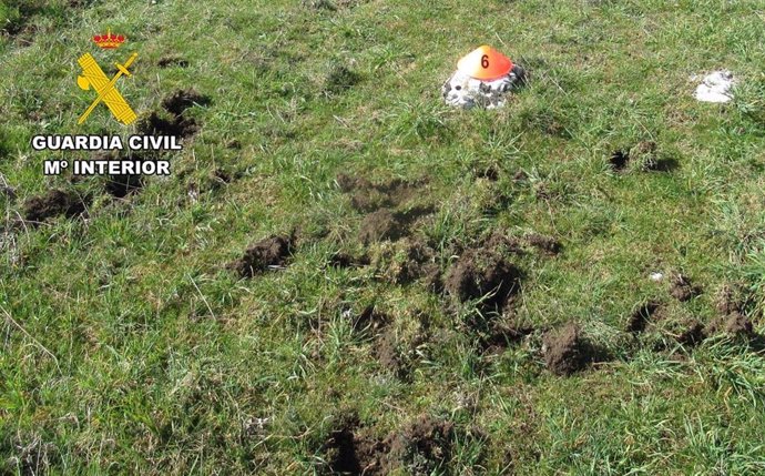 Hoyos realizados por el detenido en la necrópolis ubicada en un paraje de Merindad de Río Ubierna (Burgos).