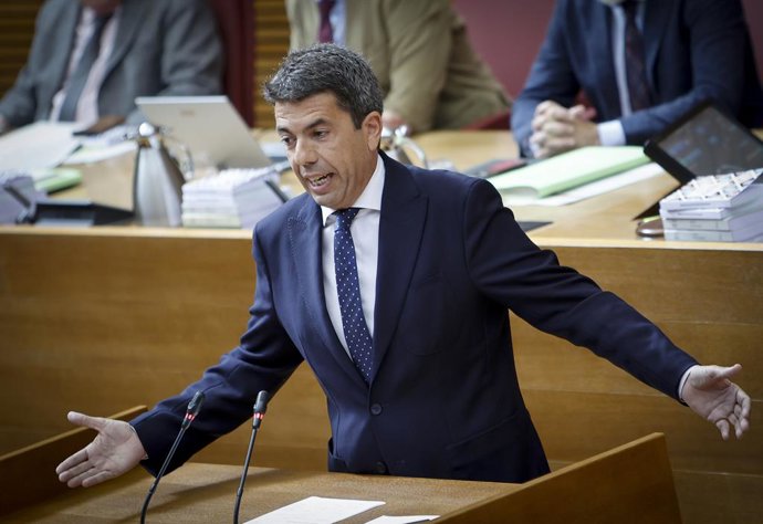 Archivo - Arxiu - El 'president' Carlos Mazón en la sessió de control a Les Corts