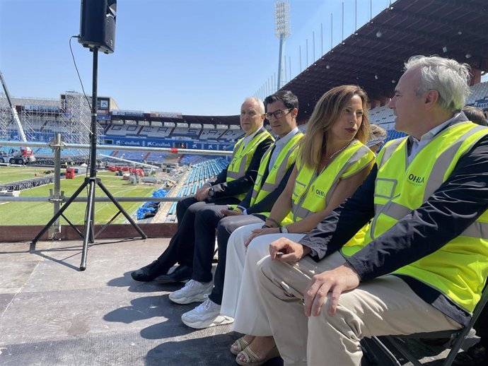 La alcaldesa de Zaragoza, Natalia Chueca, y el presidente del Gobierno de Aragón, Jorge Azcón, visitan el estadio de fútbol de La Romareda en el primer día de las obras de derribo.