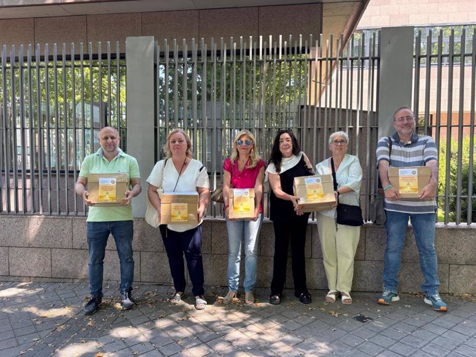 Representantes de la Plataforma Autonómica por la Climatización y Adecuación de los Centros Educativos Públicos entregan en la Asamblea de Madrid las firmas para la tramitación de su ILP.