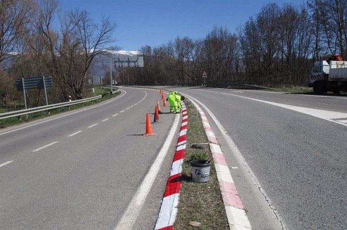 Obras de mantenimiento en una carretera.