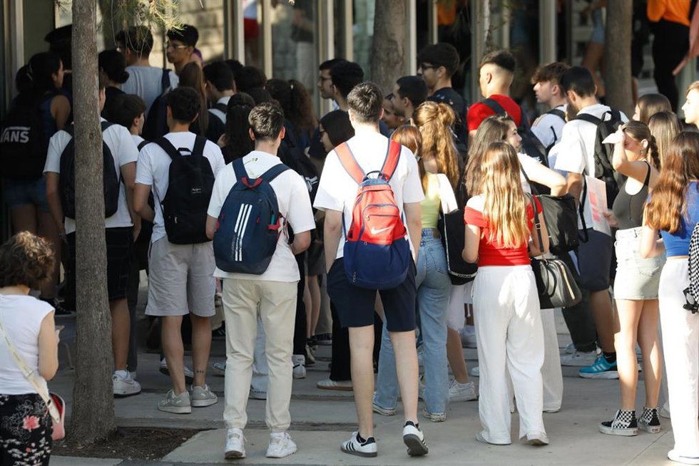 Archivo - Estudiantes a su llegada al primer día de las pruebas de la Evaluación del Bachillerato para el Acceso a la Universidad (EBAU), en la Universidad de Espinardo, a 5 de junio de 2024, en Murcia, Región de Murcia (España). Un total de 7.547 estud