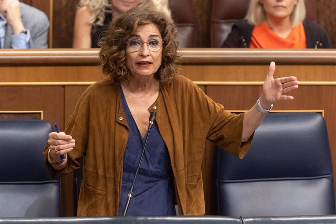 La vicepresidenta primera y ministra de Hacienda, María Jesús Montero, interviene durante una sesión de control al Gobierno, en el Congreso de los Diputados, a 26 de junio de 2024, en Madrid (España).  