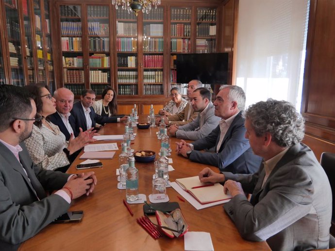 Momento de la reunión entre ambas delegaciones.