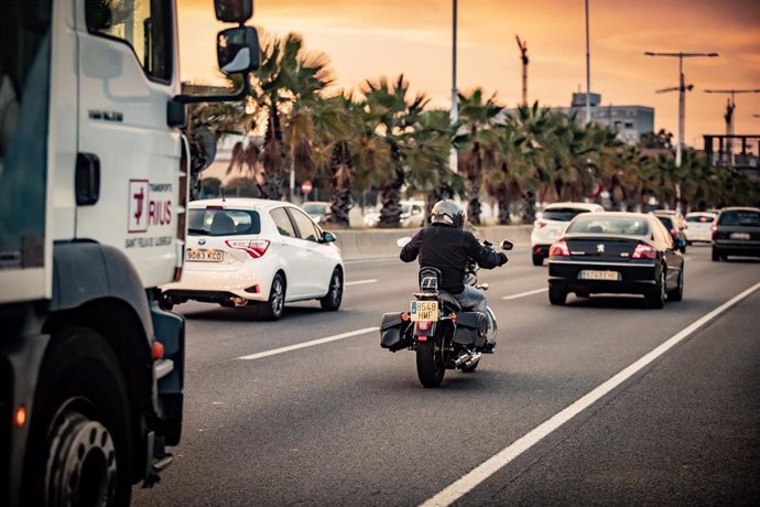 Archivo - Un camión, una moto y un coche circulan por La Ronda Litoral de Barcelona en una imagen de archivo.