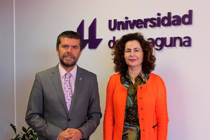 El rector de la ULL, Francisco García, y la consejera de Hacienda del Gobierno de Canarias, Matilde Asián, en la firma de un convenio de colaboración con el Istac