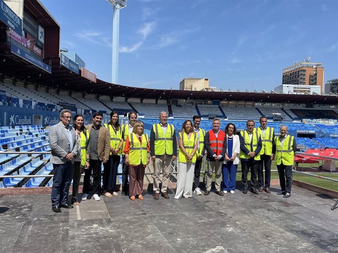 Foto de familia con motivo del inicio de las obras de derribo del estadio de fútbol de La Romareda, con la alcaldesa de Zaragoza, Natalia Chueca, y el presidente del Gobierno de Aragón, Jorge Azcón.