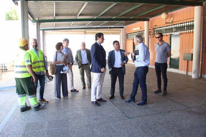 El alcalde de Córdoba, José Maria Bellido, y el delegado de Infraestructuras, Miguel Ruiz Madruga (ambos en el centro), visitan el colegio Pablo García Baena.