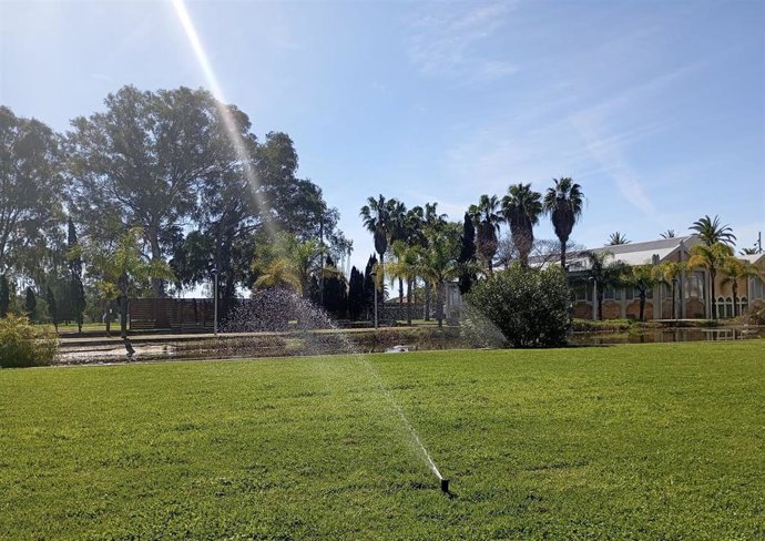 Archivo - Sistema de riego en un parque de Huelva.