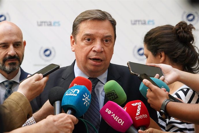 El ministro de Agricultura, Pesca y Alimentación, Luis Planas atiende a los medios de comunicación antes de su clase magistral en la UMA, a 8 de julio de 2024, en Málaga, Andalucía (España). El ministro de Agricultura, Pesca y Alimentación, Luis Planas, a