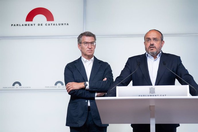 El líder del PP, Alberto Núñez Feijóo (i) y el líder del PP de Catalunya, Alejandro Fernández (d), durante una rueda de prensa  tras su reunión con el grupo del PP, en el Parlament de Catalunya, a 8 de julio de 2024, en Barcelona, Catalunya (España). El l