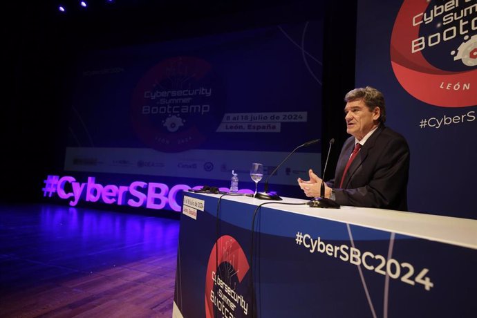 El ministro para la Transformación Digital y de la Función Pública, José Luis Escrivá, inaugura el Cybersecurity Summer Bootcamp, en el Auditorio de León, a 8 de julio de 2024, en León.