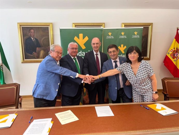 Firma del convenio entre la Diputación y la Fundación Caja Rural de Jaén.