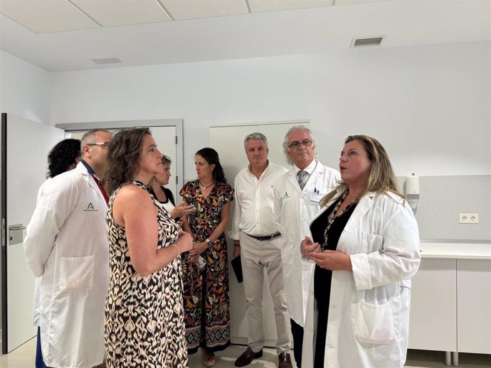 La consejera de Salud y Consumo, Catalina García, visita la nueva unidad de Salud Mental de El Toyo, en Almería.