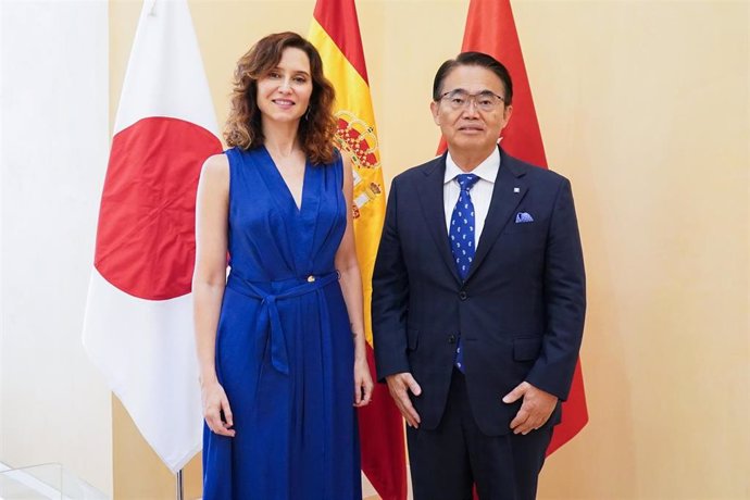 La presidenta de la Comunidad de Madrid, Isabel Díaz Ayuso, firma un acuerdo de colaboración con el gobernador de la Prefectura de Aichi (Japón), Hideaki Ohmura.