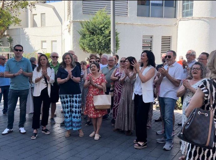 Ángeles Prieto (centro) participa junto a otros cargos públicos y orgánicos del PSOE-A en una concentración ciudadana en Baena en defensa de la sanidad pública.