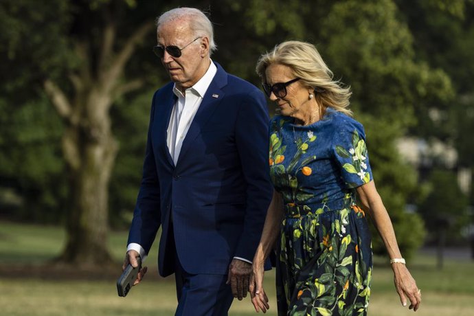 July 7, 2024, Washington, District Of Columbia, USA: United States President Joe Biden and first lady Dr. Jill Biden walk across the South Lawn towards the White House after landing in Marine One on July 7, 2024 in Washington, D.C. The President and First